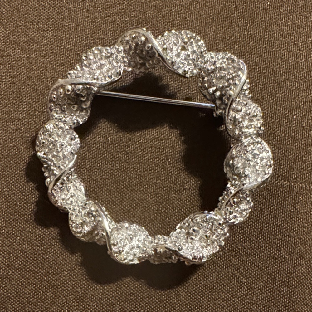 This is a vintage Emmons silver-tone twisted wreath brooch pin